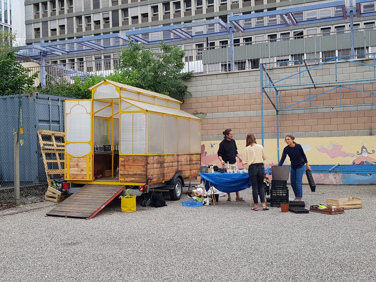 2022_PP Lyon_1 l'équipe installe un stand de travail à l'extérieur de la pépinière